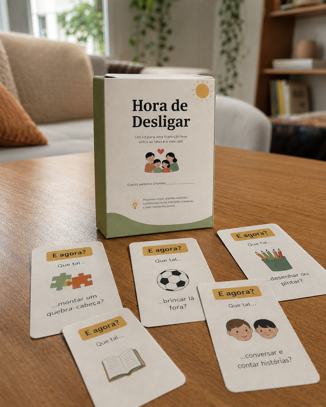 Cartas E agora espalhadas sobre mesa de madeira