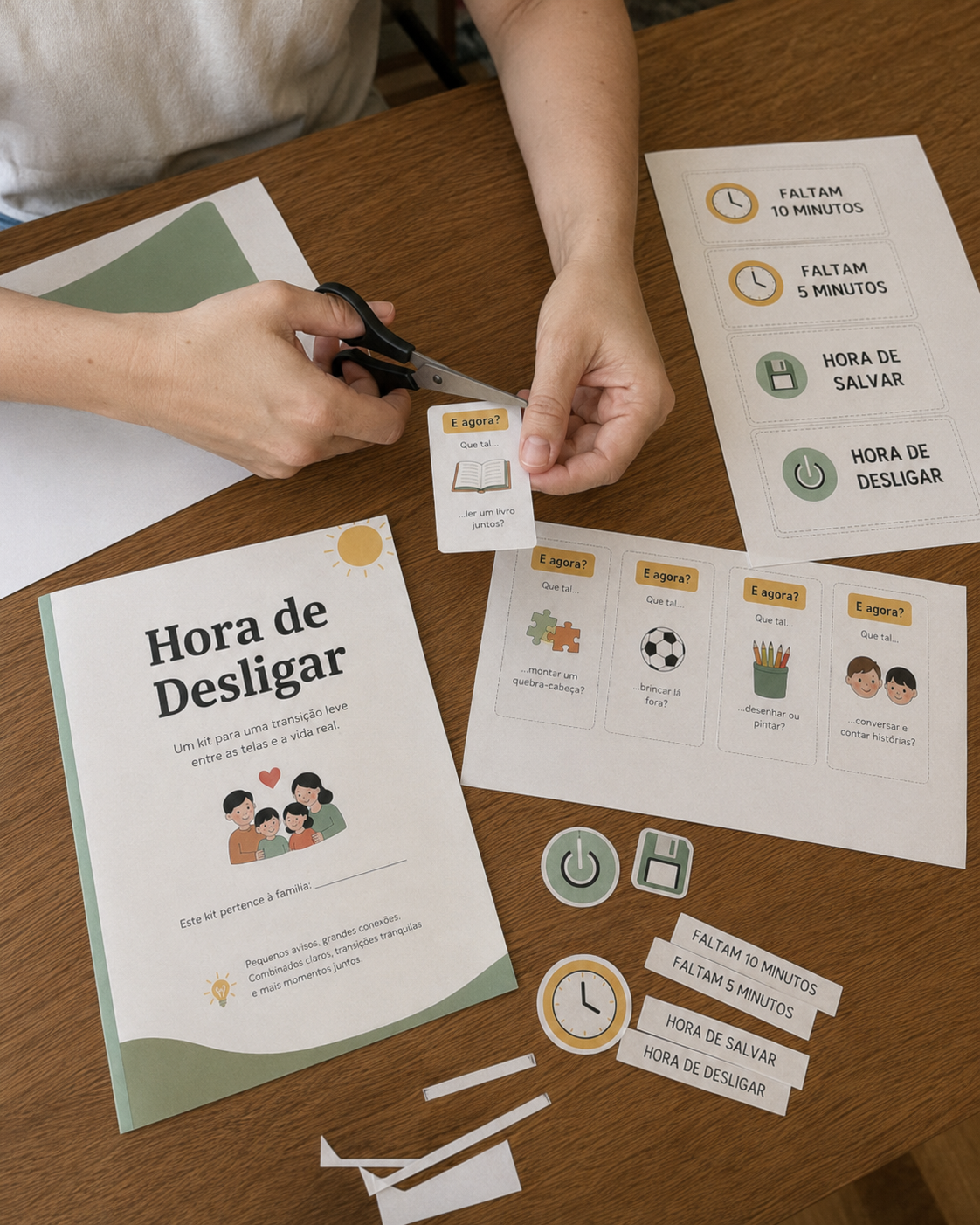 Pessoa recortando os cartões do kit Hora de Desligar